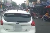 Một phụ nữ vô tư dừng xe ô tô giữa ngã 3 đông người qua lại chỉ để đi chợ Một phụ nữ vô tư dừng xe ô tô giữa ngã 3 đông người qua lại chỉ để đi chợ