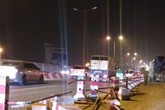 Xe bồn nổ lốp lao vào dải phân cách trên cầu Thanh Trì khiến 4 người bị thương Xe bồn nổ lốp lao vào dải phân cách trên cầu Thanh Trì khiến 4 người bị thương