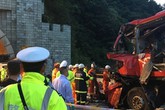 Xe buýt đâm xe tải, ít nhất 36 người chết Xe buýt đâm xe tải, ít nhất 36 người chết