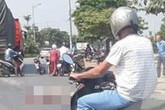 Hà Nội: Tai nạn giữa vòng xuyến, con trai 3 tuổi sợ hãi nhìn cha tử vong dưới bánh xe tải Hà Nội: Tai nạn giữa vòng xuyến, con trai 3 tuổi sợ hãi nhìn cha tử vong dưới bánh xe tải