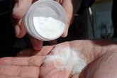 Hàng triệu người sắp mất nhà cửa vì băng tan, nhưng mọi chuyện có thể sẽ thay đổi khi khoa học dùng thứ bột trắng này Hàng triệu người sắp mất nhà cửa vì băng tan, nhưng mọi chuyện có thể sẽ thay đổi khi khoa học dùng thứ bột trắng này