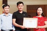 Tuyên dương 2 thầy giáo lao xuống suối sâu cứu nam sinh bị đuối nước Tuyên dương 2 thầy giáo lao xuống suối sâu cứu nam sinh bị đuối nước