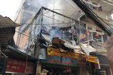 Hà Nội: Cháy lớn tại cửa hàng chăn ga gối đệm, người dân hoảng sợ tháo chạy Hà Nội: Cháy lớn tại cửa hàng chăn ga gối đệm, người dân hoảng sợ tháo chạy