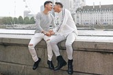 Hồ Vĩnh Khoa và bạn đời tung bộ ảnh kỷ niệm 2 năm ngày cưới tại London: Ngọt ngào 'tan chảy', nhìn mà ghen tị! Hồ Vĩnh Khoa và bạn đời tung bộ ảnh kỷ niệm 2 năm ngày cưới tại London: Ngọt ngào 'tan chảy', nhìn mà ghen tị!