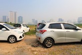 Hàng trăm ô tô tiền tỷ nằm phơi nắng chờ khách mua ở Hà Nội Hàng trăm ô tô tiền tỷ nằm phơi nắng chờ khách mua ở Hà Nội