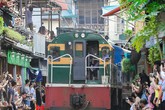 Hà Nội: Xôn xao thông tin đoàn tàu phải dừng đột ngột tại phố cà phê đường ray Phùng Hưng vì du khách chụp ảnh chạy không kịp Hà Nội: Xôn xao thông tin đoàn tàu phải dừng đột ngột tại phố cà phê đường ray Phùng Hưng vì du khách chụp ảnh chạy không kịp