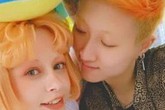 Con gái Thành Long chật vật kiếm tiền nuôi bạn đời đồng tính Con gái Thành Long chật vật kiếm tiền nuôi bạn đời đồng tính