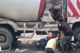 Mẹ bị tai nạn giao thông, các con đến hiện trường gào khóc: 'Về ăn cơm với con, mẹ ơi!' Mẹ bị tai nạn giao thông, các con đến hiện trường gào khóc: 'Về ăn cơm với con, mẹ ơi!'