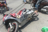 Xe ben vượt đèn đỏ cán trúng xe GrabBike giữa ngã tư, 1 hành khách nguy kịch Xe ben vượt đèn đỏ cán trúng xe GrabBike giữa ngã tư, 1 hành khách nguy kịch