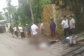 Chồng bị ô tô cán tử vong, vợ nguy kịch sau khi đâm trúng chó chạy qua đường Chồng bị ô tô cán tử vong, vợ nguy kịch sau khi đâm trúng chó chạy qua đường