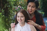Ngọc Lan: Khi trời mưa nhà Lan "thảm" khủng khiếp. Mẹ ôm che anh Hai, anh Hai ôm che cho Lan khỏi ướt Ngọc Lan: Khi trời mưa nhà Lan "thảm" khủng khiếp. Mẹ ôm che anh Hai, anh Hai ôm che cho Lan khỏi ướt