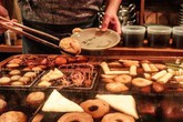 Kinh ngạc: Nhà hàng đun nồi nước dùng từ nửa thế kỷ trước cho khách ăn Kinh ngạc: Nhà hàng đun nồi nước dùng từ nửa thế kỷ trước cho khách ăn