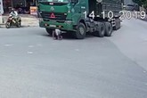 Khoảnh khắc nam sinh bò ra dưới gầm xe tải, thoát chết thần kỳ sau va chạm giao thông Khoảnh khắc nam sinh bò ra dưới gầm xe tải, thoát chết thần kỳ sau va chạm giao thông