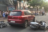 TP.HCM: Lái ô tô tông nhiều xe máy nằm la liệt, nữ tài xế còn xuống lớn tiếng với nhiều người TP.HCM: Lái ô tô tông nhiều xe máy nằm la liệt, nữ tài xế còn xuống lớn tiếng với nhiều người