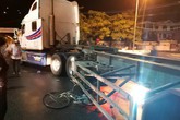 Bị container cuốn vào gầm, cụ ông 70 tuổi đi xe đạp chết thảm dưới trời mưa Bị container cuốn vào gầm, cụ ông 70 tuổi đi xe đạp chết thảm dưới trời mưa