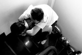 Người mẹ miệt mài cõng con bại liệt đến giảng đường đại học Người mẹ miệt mài cõng con bại liệt đến giảng đường đại học