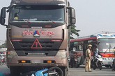 Vợ chồng tử vong, con gái trọng thương khi xe container cuốn vào gầm Vợ chồng tử vong, con gái trọng thương khi xe container cuốn vào gầm