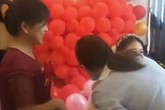 Hàng xóm nô nức chờ đám cưới, nhưng chú rể bất ngờ quay về một mình, hỏi ra mới biết hành động quá đáng của cô dâu và gia đình Hàng xóm nô nức chờ đám cưới, nhưng chú rể bất ngờ quay về một mình, hỏi ra mới biết hành động quá đáng của cô dâu và gia đình