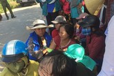Cha mẹ ngã quỵ bên thi thể nữ sinh Quảng Trị bị xe tải cán tử vong Cha mẹ ngã quỵ bên thi thể nữ sinh Quảng Trị bị xe tải cán tử vong
