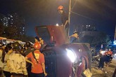 Hà Nội: Ô tô bất ngờ lật nghiêng giữa đường, nhiều người đi cạnh hú hồn Hà Nội: Ô tô bất ngờ lật nghiêng giữa đường, nhiều người đi cạnh hú hồn