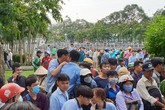 Nhiều người dừng xe livestream thi thể người phụ nữ dưới kênh Nhiêu Lộc-Thị Nghè khiến giao thông hỗn loạn Nhiều người dừng xe livestream thi thể người phụ nữ dưới kênh Nhiêu Lộc-Thị Nghè khiến giao thông hỗn loạn