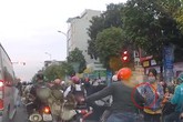 Phẫn nộ clip yêu râu xanh thò tay sàm sỡ cô gái phát tờ rơi ngay giữa đường phố Hà Nội Phẫn nộ clip yêu râu xanh thò tay sàm sỡ cô gái phát tờ rơi ngay giữa đường phố Hà Nội
