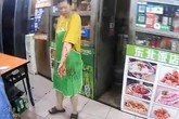Mẹ dùng gậy sắt đánh con gái chảy máu vì 30 tuổi vẫn độc thân Mẹ dùng gậy sắt đánh con gái chảy máu vì 30 tuổi vẫn độc thân