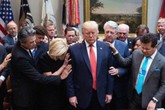 Cố vấn tâm linh cầu nguyện cho ông Donald Trump giữa sóng gió luận tội Cố vấn tâm linh cầu nguyện cho ông Donald Trump giữa sóng gió luận tội