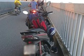 Người đàn ông dừng xe giữa cầu Thăng Long, nhảy sông Hồng tự tử Người đàn ông dừng xe giữa cầu Thăng Long, nhảy sông Hồng tự tử