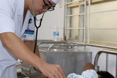Bé trai ngậm rồi nuốt luôn cây tăm dài 5cm vào dạ dày Bé trai ngậm rồi nuốt luôn cây tăm dài 5cm vào dạ dày