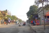 Bà bế cháu sang đường chẳng may bị xe máy tông trúng, húc văng xuống đất Bà bế cháu sang đường chẳng may bị xe máy tông trúng, húc văng xuống đất