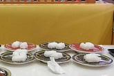 Thực khách ăn hết thịt cá, bỏ cơm trong sushi Thực khách ăn hết thịt cá, bỏ cơm trong sushi