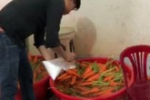 Rửa củ cải bằng hóa chất: "Chưa ai phản ánh nên...không lo"! Rửa củ cải bằng hóa chất: "Chưa ai phản ánh nên...không lo"!