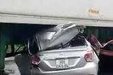 Ôtô con chui vào gầm xe đầu kéo, 2 người chết Ôtô con chui vào gầm xe đầu kéo, 2 người chết