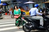 Sốc khi nữ du khách bị người ăn mặc sang trọng giật điện thoại ngay chợ Bến Thành Sốc khi nữ du khách bị người ăn mặc sang trọng giật điện thoại ngay chợ Bến Thành