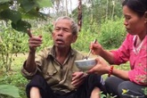 Hai mẹ con đem cơm lên núi bón cho cụ già đi lạc Hai mẹ con đem cơm lên núi bón cho cụ già đi lạc