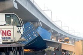 Xe container kéo sập cầu bộ hành trước cổng Suối Tiên Xe container kéo sập cầu bộ hành trước cổng Suối Tiên