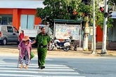Cảm động hình ảnh đại úy công an dắt cụ bà qua đường ở Bình Dương Cảm động hình ảnh đại úy công an dắt cụ bà qua đường ở Bình Dương