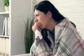 Người phụ nữ gãy xương vì ho, bác sĩ nói thiếu vitamin D do bôi quá nhiều kem chống nắng Người phụ nữ gãy xương vì ho, bác sĩ nói thiếu vitamin D do bôi quá nhiều kem chống nắng