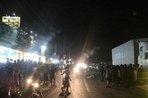 Hàng trăm người dân hiếu kỳ bất chấp nguy hiểm, đứng tràn ra cả hai làn đường xem tai nạn chết người Hàng trăm người dân hiếu kỳ bất chấp nguy hiểm, đứng tràn ra cả hai làn đường xem tai nạn chết người