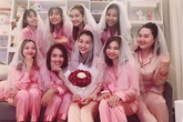 Nhã Phương gây bất ngờ khi xuất hiện trong "tiệc ngủ" chia tay thời độc thân của Hoang Oanh Nhã Phương gây bất ngờ khi xuất hiện trong "tiệc ngủ" chia tay thời độc thân của Hoang Oanh