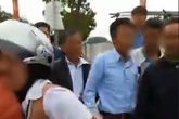Bắt quả tang vợ ngồi sau xe trai lạ, chồng xông vào kéo về nhưng nhận được cái kết quá phũ phàng Bắt quả tang vợ ngồi sau xe trai lạ, chồng xông vào kéo về nhưng nhận được cái kết quá phũ phàng