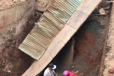 Sập cầu tạm, người phụ nữ và xe máy rơi xuống hố sâu Sập cầu tạm, người phụ nữ và xe máy rơi xuống hố sâu