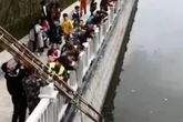 Rủ nhau đi tự tử, nhìn bạn gái nhảy sông, gã trai lái xe bỏ về Rủ nhau đi tự tử, nhìn bạn gái nhảy sông, gã trai lái xe bỏ về
