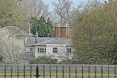 Meghan Markle chi hơn 350 triệu đồng làm thêm hàng rào thứ ba quanh dinh thự gây ra tranh cãi trong khi chị dâu Kate lại có hành động "cao tay" này Meghan Markle chi hơn 350 triệu đồng làm thêm hàng rào thứ ba quanh dinh thự gây ra tranh cãi trong khi chị dâu Kate lại có hành động "cao tay" này