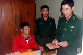 Người dân phát hiện hàng chục bánh heroin trôi dạt vào bãi biển Người dân phát hiện hàng chục bánh heroin trôi dạt vào bãi biển