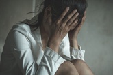 Bị gã đàn ông cưỡng bức, cô gái tổn thương thể chất lẫn tinh thần nhưng thừa nhận nhờ đó mà bản thân được cứu sống Bị gã đàn ông cưỡng bức, cô gái tổn thương thể chất lẫn tinh thần nhưng thừa nhận nhờ đó mà bản thân được cứu sống