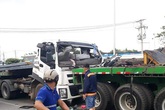 Thanh thép chọc thủng cabin xe đầu kéo, người dân 'chật vật' đưa tài xế gục trên vô lăng ra ngoài Thanh thép chọc thủng cabin xe đầu kéo, người dân 'chật vật' đưa tài xế gục trên vô lăng ra ngoài