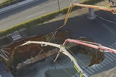 3 người mất tích sau khi rơi xuống "hố tử thần" sâu 38m 3 người mất tích sau khi rơi xuống "hố tử thần" sâu 38m