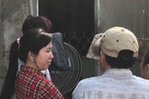 Nam thợ hồ quỳ gối dưới kệ tủ, tử vong trong tư thế treo cổ Nam thợ hồ quỳ gối dưới kệ tủ, tử vong trong tư thế treo cổ